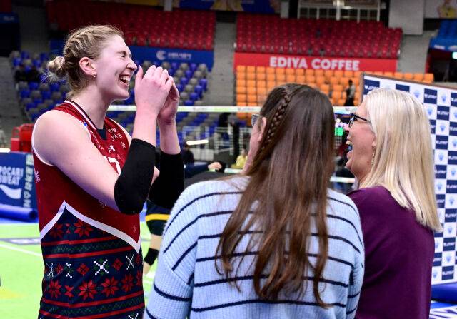 카리가 경기가 끝난 뒤 가족들과 즐겁게 이야기를 나누고 있다 / 한국배구연맹(KOVO)