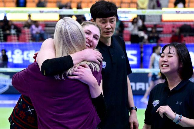 카리가 승리 후 어미나와 포옹하고 있다 / 한국배구연맹(KOVO)