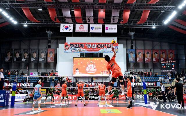 경기장 중앙에 걸려 있는 '우리가 부산OK다' 현수막./KOVO