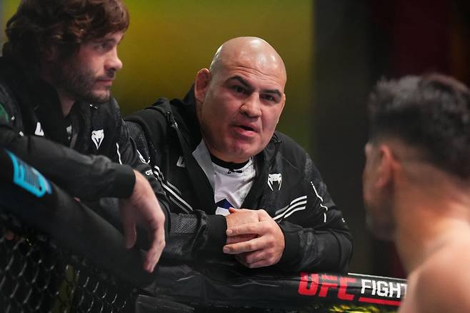 후배에게 경기중 조언하는 케인 벨라스케즈(가운데) [게티이미지]