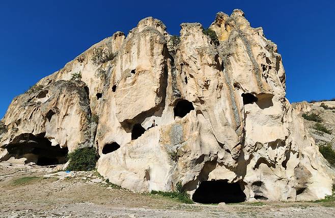 아나톨리아 지방 아야지니에 있는 돌조각 집단가옥...튀르키예 Aybala G&ouml;ksu 한국어-영어 전담 국가공인 관광가이드는 선사시대에 만든 최초의 아파트라는 별칭을 갖고 있다고 전했다. [함영훈 기자]