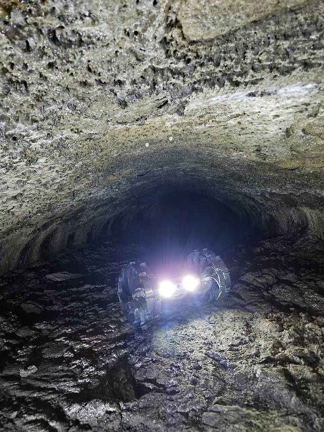 제주도 용암동굴을 탐사 중인 전개형 휠 달탐사 로버.[KAIST 제공]