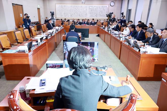 18일 국회 법제사법위원회 전체회의에서 위원장인 추미애  더불어민주당 의원이 방송미디어통신위원회 설치법·방송법·정보통신망법 개정안을 국민의힘 법사위원이 퇴장한 가운데 의결하고 있다. [연합]