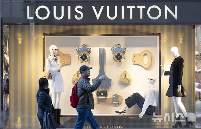 [서울=뉴시스] 지난 4월 15일 서울 시내의 한 백화점 루이비통 매장 앞으로 시민이 지나가고 있다. (사진=뉴시스DB). photo@newsis.com