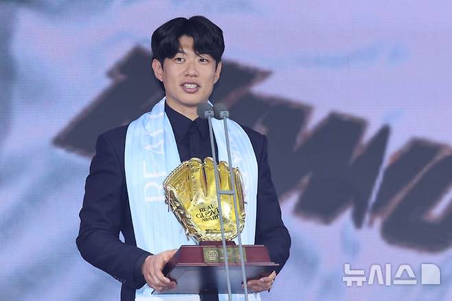 [서울=뉴시스] 권창회 기자 = 1일 서울 광진구 그랜드 워커힐 서울에서 열린 '2025 컴투스프로야구 리얼글러브 어워드'에서 올해의 선수상을 수상한 키움히어로즈 송성문이 수상소감을 밝히고 있다. 리얼글러브 어워드는 한국 프로야구 선수들이 직접 투표를 통해 동료 선수들의 활약을 평가하고 각 포지션별 최고의 선수를 선정하는 국내 유일의 선수 주도형 시상식이다. 2025.12.01. kch0523@newsis.com