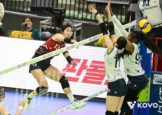 [서울=뉴시스] 여자 프로배구 현대건설 정지윤이 18일 수원체육관에서 열린 진에어 2025~2026 V-리그 여자부 경기에서 한국도로공사를 상대로 공격을 시도하고 있다. (사진=KOVO 제공) 2025.12.18.