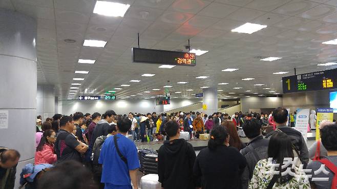 김해공항의 수화물 찾는 곳이 큰 혼잡을 빚고 있다. 강민정 기자
