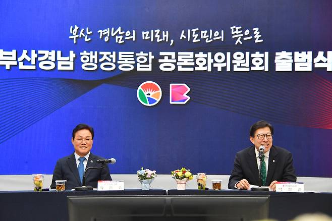 박완수 경남지사(왼쪽)과 박형준 부산시장(오른쪽)이 부산경남 행정통합에 대한 입장을 밝히고 있다. 부산시 제공
