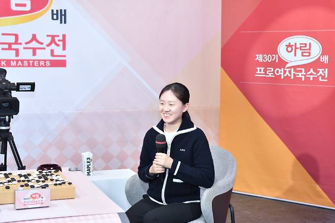 '하림배' 우승 후 활짝 웃으며 인터뷰 중인 김은지 9단. 한국기원 제공