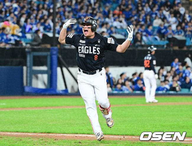 [OSEN=대구, 최규한 기자] 프로야구 한화 이글스가 삼성 라이온즈를 꺾고 한국시리즈 진출에 1승 남았다.&nbsp;한화는&nbsp;21일 대구 삼성라이온즈파크에서 열린 2025 KBO리그 플레이오프(5전 3선승제) 3차전에서 삼성에 5-4 역전승을 거뒀다. 이로써 한화는 1승만 더 거두면 2006년 이후 19년 만에 한국시리즈 무대에 진출한다.&nbsp;5회초 2사 3루 상황 한화 노시환이 역전 좌월 투런포를 날리고 포효하고 있다. 2025.10.21 / dreamer@osen.co.kr