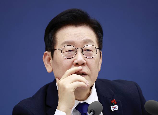李在明（イ・ジェミョン）大統領は１６日、政府世宗コンベンションセンターで開かれた保健福祉部（韓国疾病管理予防庁）及び食品医薬品安全処業務報告会でチョン・ウンギョン保健福祉部長官の発言を聞いている。世宗＝聯合ニュース