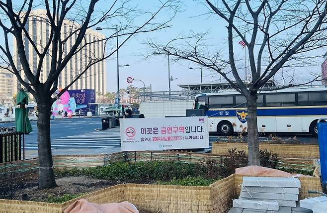 종로구 금연구역 - 서울 종로구의 한 금연구역에 안내 현수막이 걸려 있다.  종로구 제공