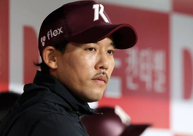 이용규와 키움 구단은 2026시즌에도 플레잉코치로 함께하자는 공감대를 형성했다. 연봉 계약을 마치면 이용규의 KBO리그 23번째 시즌이 열린다. 뉴시스