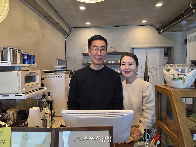 은퇴한 축구 선수들의 롤 모델인 김원일(왼쪽)이 지난 17일 김포시의 차린 자신의 카페에서 아내 김보경씨와 함께 내년 목표를 말하고 있다. 김포 | 황민국 기자