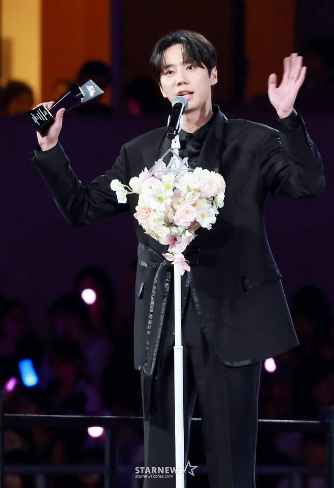 배우 이준영이 6일 대만 가오슝 내셔널 스타디움에서 진행된 스타뉴스 주최 '10주년 아시아 아티스트 어워즈 2025(10th Anniversary Asia Artist Awards 2025, '10주년 AAA 2025')에서  AAA 베스트엑터 상 수상소감을 전하고 있다.  12월 6일~7일 양일에 걸쳐 가오슝 내셔널 스타디움에서 펼쳐지는 '10주년 아시아 아티스트 어워즈 2025(10th Anniversary Asia Artist Awards 2025, '10주년 AAA 2025')'와 페스타 'ACON 2025'는 MTN(머니투데이방송)과 위버스(Weverse)를 통해 각각 TV와 온라인 스트리밍으로 생중계 된다. 2025.12.06 /사진=임성균 tjdrbs23@