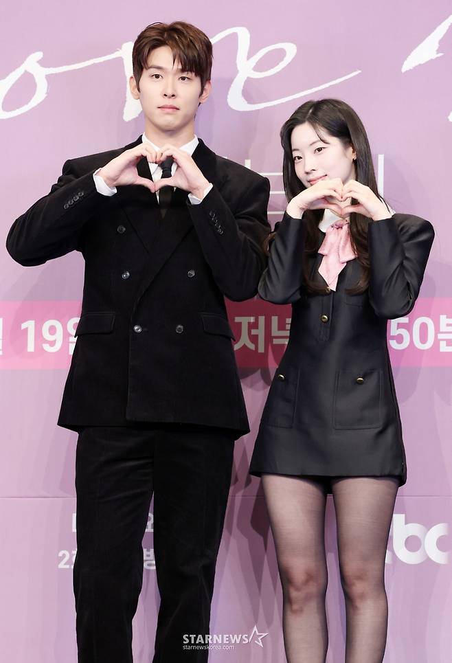 배우 이시우, 다현이 18일 서울 구로구 더링크서울 트리뷰트포트폴리오 호텔에서 열린 JTBC 새 금요시리즈 '러브 미' 제작발표회에 참석해 포즈를 취하고 있다. /2025.12.18 /사진=김휘선 hwijpg@