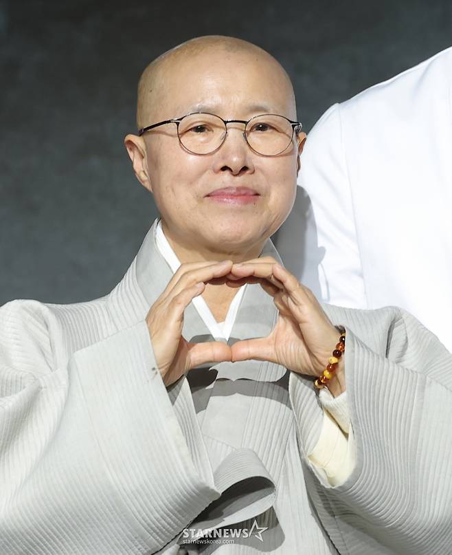 (서울=뉴스1) 권현진 기자 = 선재스님이 17일 오전 서울 종로구 JW메리어트동대문스퀘어에서 열린 넷플릭스 예능 '흑백요리사: 요리 계급 전쟁2'(이하 '흑백요리사2') 제작발표회에 참석해 포즈를 취하고 있다.   '흑백요리사2'는 오직 맛으로 계급을 뒤집으려는 재야의 고수 '흑수저' 셰프들과 이를 지키려는 대한민국 최고 수준의 스타 셰프 '백수저'들이 펼치는 요리 서바이벌 예능이다. 2025.12.17/뉴스1  Copyright (C) 뉴스1. All rights reserved. 무단 전재 및 재배포,  AI학습 이용 금지. /사진=(서울=뉴스1) 권현진 기자