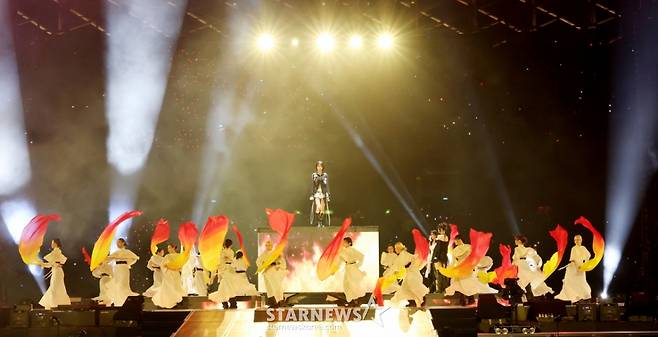 그룹 르세라핌이 6일 가오슝 내셔널 스타디움에서 진행된 스타뉴스 주최 '10주년 아시아 아티스트 어워즈 2025(10th Anniversary Asia Artist Awards 2025, '10주년 AAA 2025')에서 멋진 무대를 선보이고 있다.  /2025.12.06 /사진=김휘선 hwijpg@