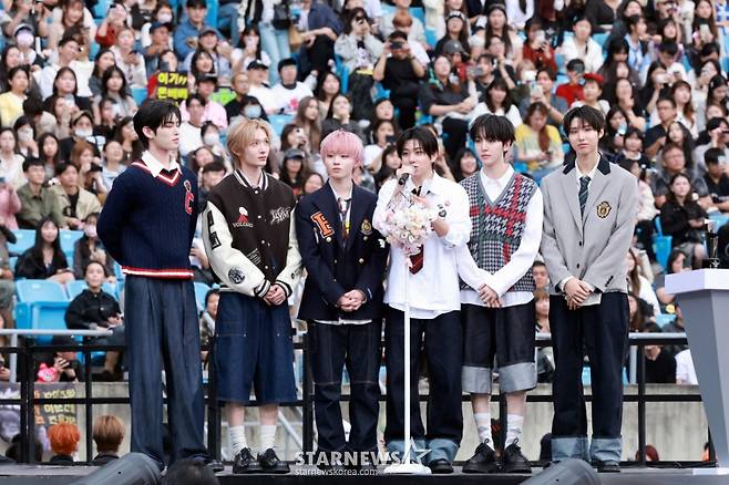 그룹 킥플립이 6일 가오슝 내셔널 스타디움에서 진행된 스타뉴스 주최 '10주년 아시아 아티스트 어워즈 2025(10th Anniversary Asia Artist Awards 2025, '10주년 AAA 2025')에서  AAA Best New Artist상을 받고 수상소감을 말하고 있다. /2025.12.06 /사진=임성균 tjdrbs23@