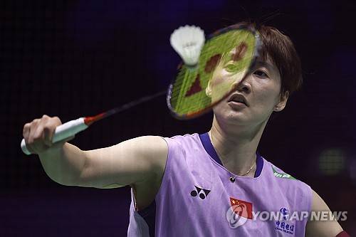 안세영(삼성생명·세계 1위)은 17일(한국시간) 중국 항저우 올림픽스포츠센터 체육관에서 열린 2025 세계배드민턴연맹(BWF) 월드투어 파이널 여자 단식 A조 1차전에서 인도네시아의 푸트리 쿠수마 와르다니(세계 7위)를 게임스코어 2-1(21-16 8-21 21-8)로 제압했다. 안세영이 승리를 거두자 중국 매체 넷이즈는 안세영의 기술과 경기력에 감탄했다. 동시에 이번 대회에 안세영의 천적인 중국의 천위페이(세계 5위)가 없기에 안세영이 무난하게 우승을 차지할 것으로 내다봤다. 연합뉴스