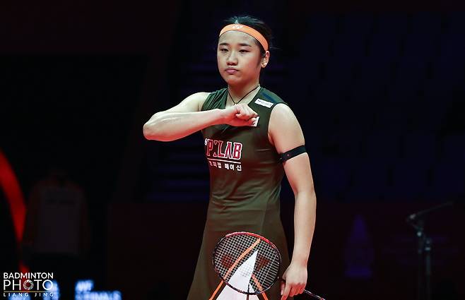 안세영은 18일 중국 항저우 올림픽스포츠센터 체육관에서 열린 세계배드민턴연맹(BWF) 월드투어 파이널스 2025 여자 단식 조별리그 A조 2차전서 미야자키에 2-0(21-9 21-6) 완승을 거뒀다. 안세영은 A조 2연승을 달리며 준결승 조기 진출을 확정지었다. 지난 8월 프랑스 파리에서 열린 세계선수권대회에서 안세영이 4강 탈락하는 바람에 다소 행운 섞인 우승을 챙긴 야마구치 아카네(일본) 역시 이날 푸트리 쿠수마 와르다니(인도네시아)에 게임스코어 2-1 역전승을 거두고 전날 미야자키전 2-0 완승에 이어 2연승으로 안세영과 함께 준결승 조기 확정을 이뤄냈다. 대한배드민턴협회