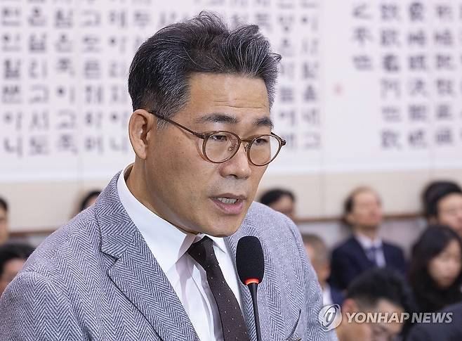 마약수사 관련 의혹 질의에 답하는 백해룡 경정 (서울=연합뉴스) 황광모 기자 = 세관 마약수사 외압 의혹 관련해 합동수사팀에 파견된 백해룡 경정이 27일 서울 여의도 국회 법제사법위원회에서 열린 2025년 국정감사에서 의원 질의에 답하고 있다. 2025.10.27 hkmpooh@yna.co.kr