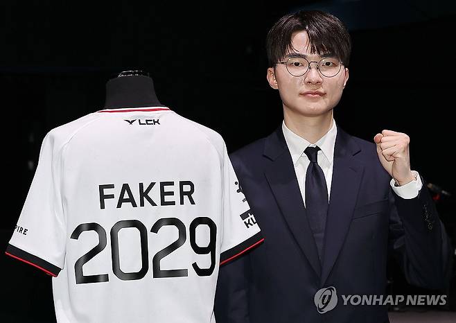 포즈 취하는 페이커 이상혁 (서울=연합뉴스) 이재희 기자 = 리그 오브 레전드(LoL) e스포츠 게임단 T1의 '페이커' 이상혁 선수가 18일 서울 종로구 롤파크에서 열린 기자간담회를 마친 뒤 포즈를 취하고 있다. 2025.12.18 scape@yna.co.kr