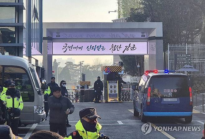 군사법원 들어가는 윤석열 호송 차량 (서울=연합뉴스) 김철선 기자 = 윤석열 전 대통령을 태운 호송 차량이 18일 서울 용산구 중앙지역군사법원에 도착하고 있다. 윤 전 대통령은 이날 열리는 여인형 전 방첩사령관의 내란 중요임무 종사 혐의 재판에 증인으로 출석했다. 2025.12.18 kcs@yna.co.kr