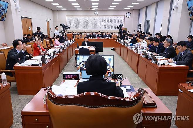 대체토론 발언권 요청하는 국민의힘 법사위원들 (서울=연합뉴스) 신현우 기자 = 18일 국회 법제사법위원회 전체회의에서 국민의힘 나경원 의원 등 법사위원들이 정보통신망법 개정안 등에 관한 대체토론 발언권을 얻기 위해 손을 들고 있다. 2025.12.18 nowwego@yna.co.kr