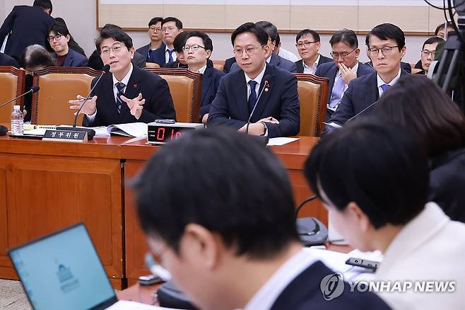 질의에 답변하는 류신환 방송미디어통신위원장 직무대행 (서울=연합뉴스) 신현우 기자 = 류신환 방송미디어통신위원장 직무대행이 18일 국회 법제사법위원회 전체회의에 참석해 의원 질의에 답하고 있다. 류 직무대행 오른쪽은 배경훈 부총리 겸 과학기술정보통신부 장관. 2025.12.18 nowwego@yna.co.kr