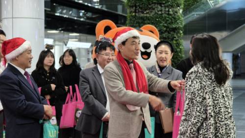 ◇김진태 지사와 김시성 도의장 등이 18일 양양국제공항 입국장에서 전세기를 타고 공항으로 입국한 173명의 필리핀 방문객들을 따뜻하게 맞이하고 있다.