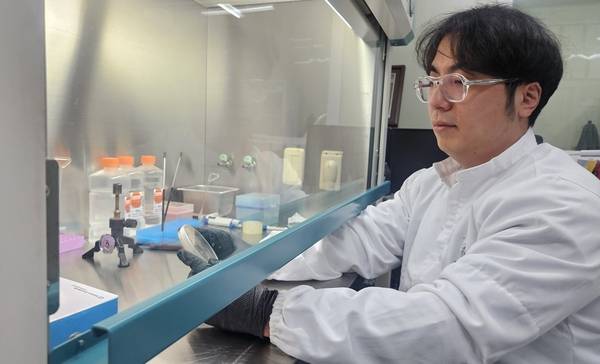 자신만의 누룩을 개발하고자 연구하는 김비성 빛올양조연구소 대표. /유은상 기자