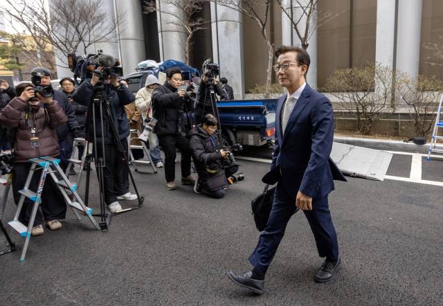 전재수 전 해양수산부 장관이 19일 통일교 측으로부터 현금 등을 받은 혐의로 서울 서대문구 경찰청에 피의자 신분으로 출석하고 있다. 연합뉴스