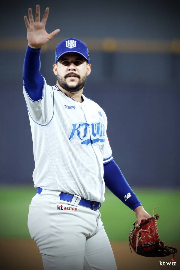 헤이수스는 9일 수원 KT위즈파크에서 열린 2025 신한 SOL뱅크 KBO리그 삼성 라이온즈와의 경기에서 8이닝 4피안타 1실점 무4사구 9탈삼진의 압도적 피칭을 펼치며 시즌 8승째를 수확했다(사진=KT)