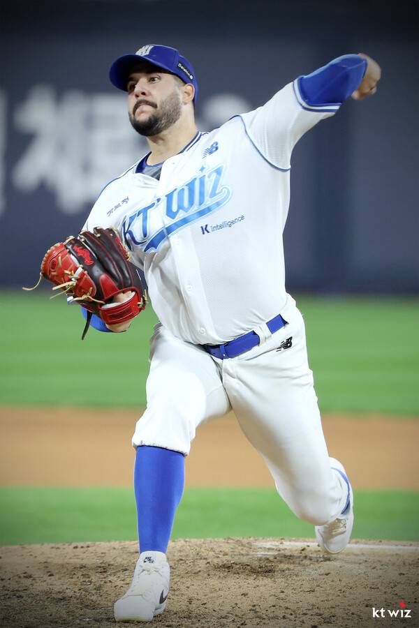 헤이수스는 9일 수원 KT위즈파크에서 열린 2025 신한 SOL뱅크 KBO리그 삼성 라이온즈와의 경기에서 8이닝 4피안타 1실점 무4사구 9탈삼진의 압도적 피칭을 펼치며 시즌 8승째를 수확했다(사진=KT)