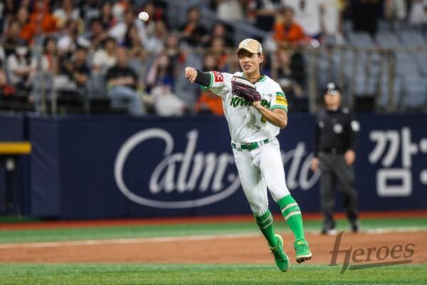 키움 3루수 송성문이 1루로 송구하고 있다. 사진 | 키움히어로즈