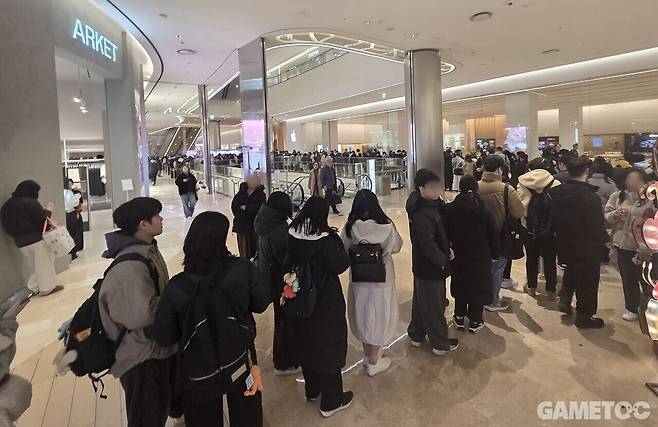 캡슐토이 줄이 이만큼 늘어졌다 (사진= 홍수민 기자)