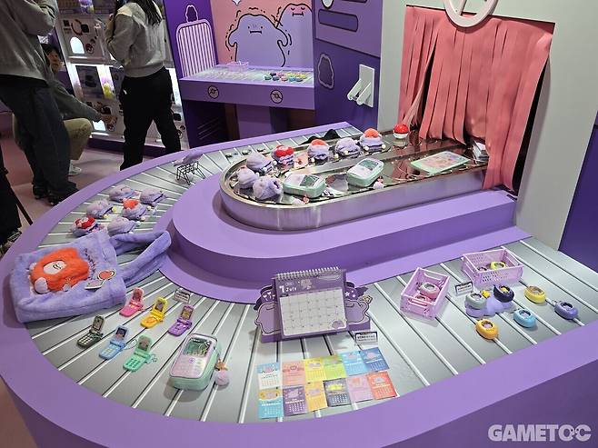 메타몽의 시크릿 팩토리에서 굿즈들이 나오고 있다 (사진= 홍수민 기자)