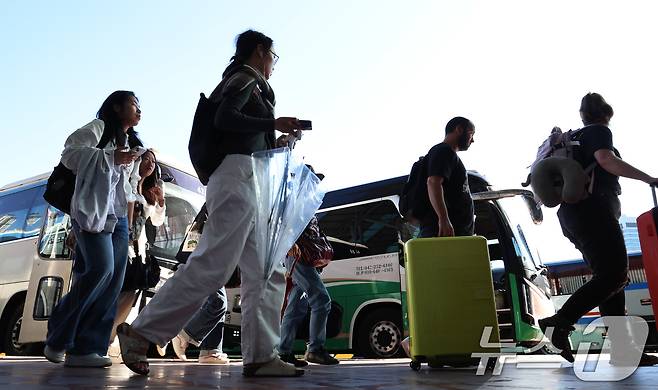 추석연휴 엿새째인 8일 오후 서울 서초구 강남고속버스터미널에서 귀경객들이 버스에서 내려 이동하고 있다. 2025.10.8/뉴스1 ⓒ News1 구윤성 기자