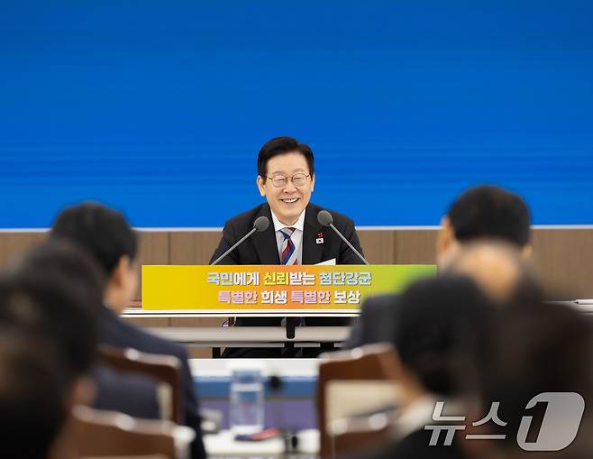 이재명 대통령이 18일 서울 용산구 국방부에서 열린 국방부·국가보훈부 업무보고에서 참석해 미소 짓고 있다. (대통령실 제공. 재판매 및 DB 금지) 2025.12.18/뉴스1 ⓒ News1 허경 기자