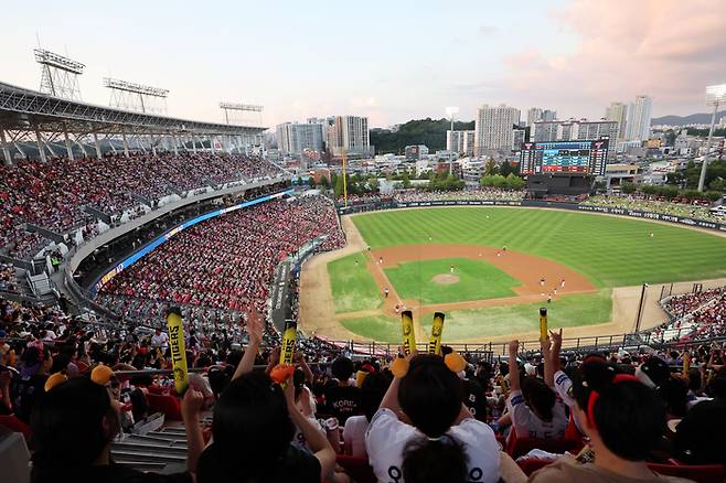 24일 광주기아챔피언스필드에서 열린 프로야구 LG 트윈스와 KIA 타이거즈의 경기에서 야구팬들이 관전하고 있다. KBO리그는 전날 4개 경기장에서 매진을 이루는 등 10만 명이 넘는 팬들이 야구장을 찾아 2년 연속 천만 관중을 돌파했다. 사진 | 연합뉴스