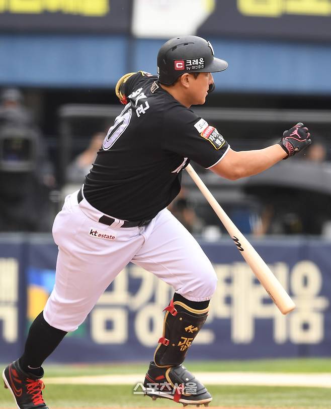 KT 황재균이 6일 잠실구장에서 열린 2024 KBO리그 LG와 준플레이오프 2차전 2회초 2사 3루 상황에서 LG 선발 임찬규를 상대로 1타점 선제 적시타를 치고 있다. 잠실 | 박진업 기자 upandup@sportsseoul.com