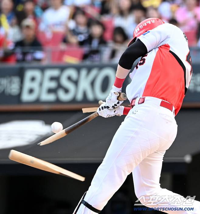 21일 광주KIA챔피언스필드에서 열린 NC와 KIA의 경기, 6회말 KIA 위즈덤이 NC 신영우의 투구를 받아치다 배트가 부러지고 있다. 광주=허상욱 기자wook@sportschosun.com/2025.09.21/