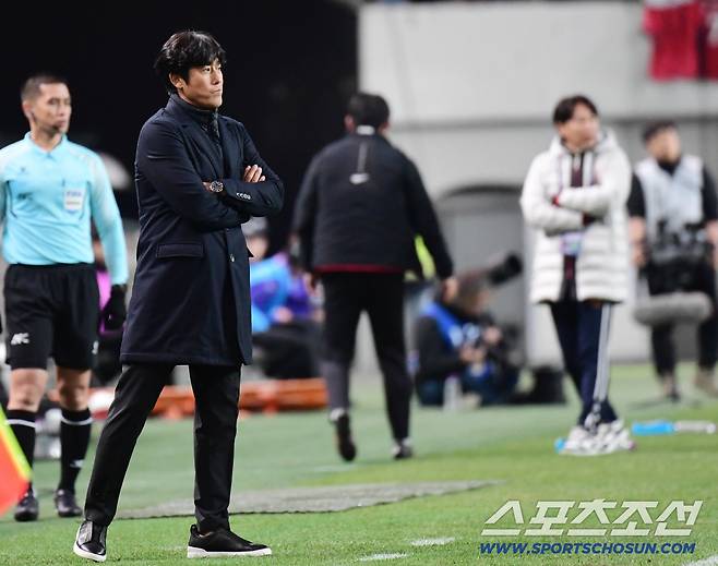 4일 서울월드컵경기장에서 아시아축구연맹(AFC) 챔피언스리그 엘리트(ACL) 4차전 FC 서울과 청두 룽청의 경기가 열렸다. 경기 지켜보는 청두 서정원 감독과 FC서울 김기동 감독. 상암=송정헌 기자songs@sportschosun.com/2025.11.04/