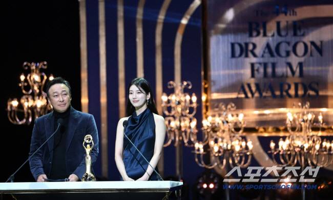 제44회 청룡영화상 시상식이 24일 여의도 KBS홀에서 열렸다. 시상자로 나선 이성민, 수지 모습. 허상욱 기자wook@sportschosun.com/2023.11.24/