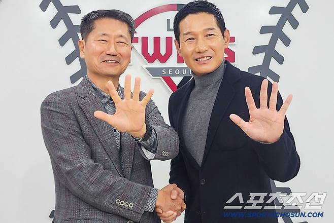 LG 염경엽 감독이 3년 재계약을 한 뒤 김인석 사장과 함께 손가락 5개를 모두 펼쳐보였다. 두번의 우승을 한 염 감독이 남은 3년 동안 모두 우승해서 5개를 채우겠다는 뜻으로 보인다. 사진제공=LG 트윈스