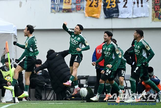 6일 서울월드컵경기장에서 열린 2025 하나은행 코리아컵 결승, 전북 현대와 광주FC의 경기. 전북 이동준이 전반 선제골을 터뜨리고 기뻐하고 있다. 상암=허상욱 기자wook@sportschosun.com/2025.12.06/