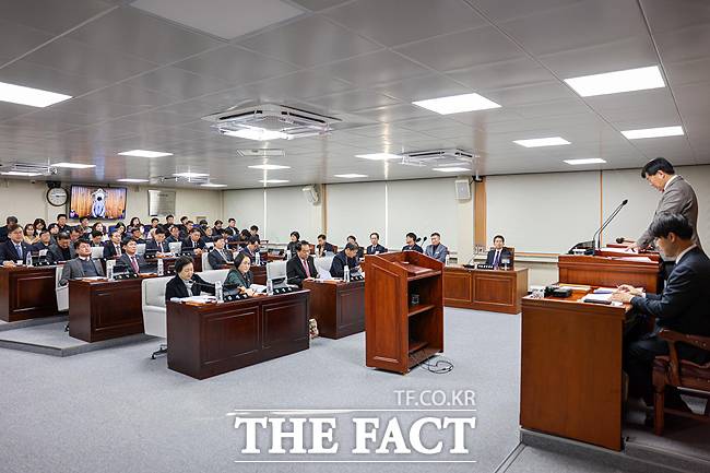 김병기 영주시의회 의장이 제297회 제2차 정례회 폐회를 선언하고 있다. /영주시의회