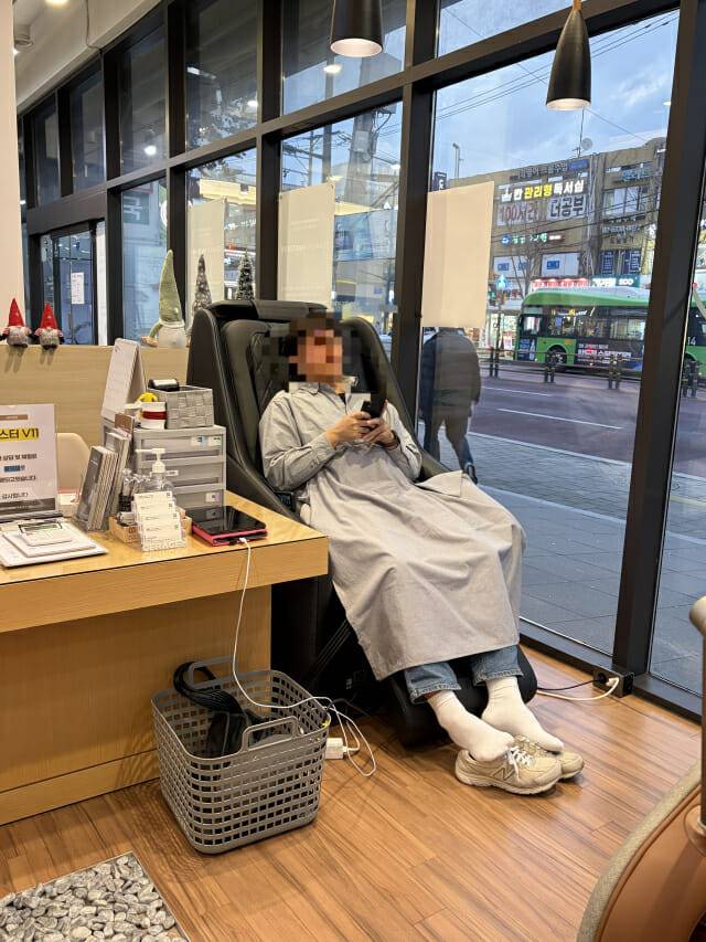 세라젬 마스터 V11을 체험하는 모습.