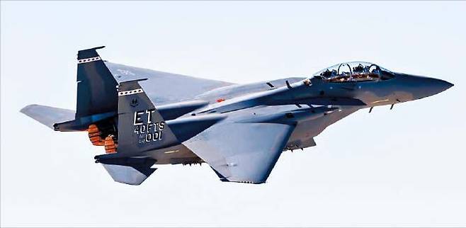 한화시스템의 디지털 전자 장비가 탑재되는 미 공군의 F-15EX 전투기. /한화시스템